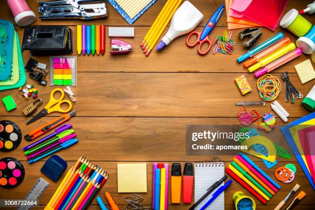 fuentes de disparo arriba de la mesa de madera con el marco de la oficina de la escuela - school supplies fotografías e imágenes de stock