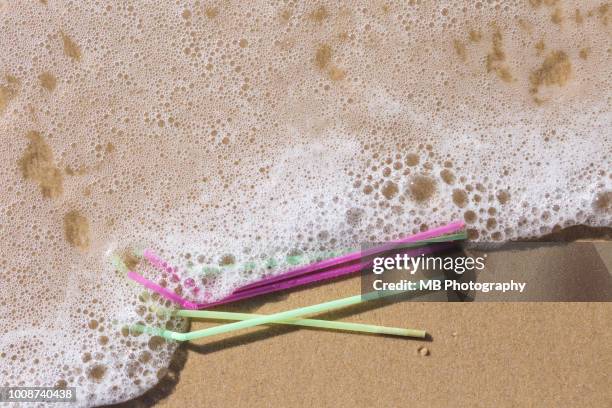 plastic straws in the ocean. - straw stockfoto's en -beelden