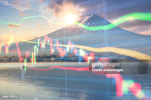 investissement et thème bancaire au mont fuji et le lac kawaguchiko matin, automne saisons fuji mountain à yamanachi au japon. - lake stock photos et images de collection