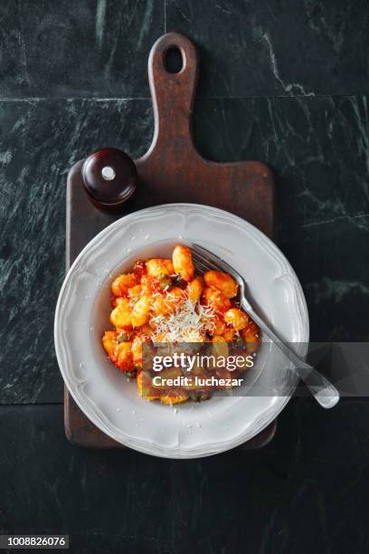 gnocchi mit tomaten-basilikum-sauce - gnocchi stock-fotos und bilder
