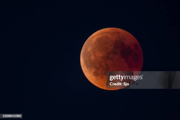 luna di sangue 2018 - eclissi lunare completa nel cielo notturno - eclipse foto e immagini stock