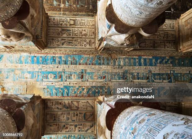 ancient egyptian hieroglyphs and carved paintings on the ceiling of the temple of hathor in dendera, egypt - tempel von karnak stock-fotos und bilder