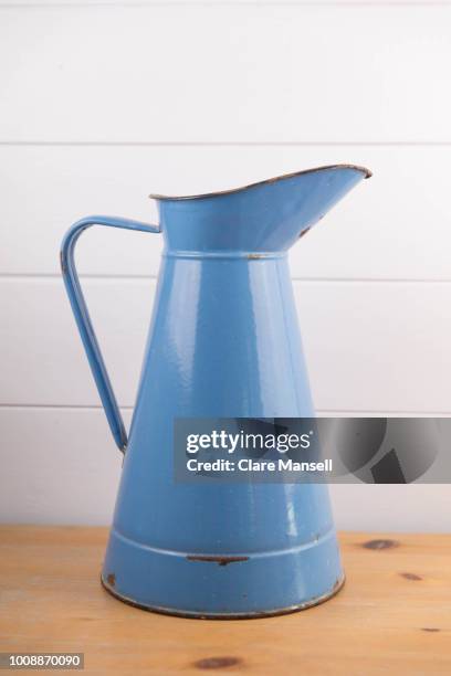 vintage blue enamel jug - emaille stock-fotos und bilder