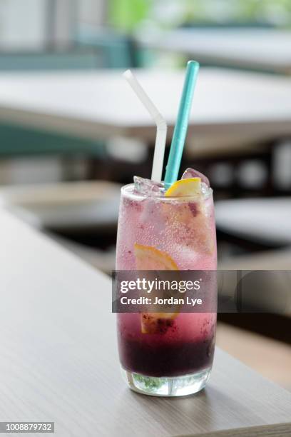 raspberry mojito lemonade - low alcohol drink stock pictures, royalty-free photos & images