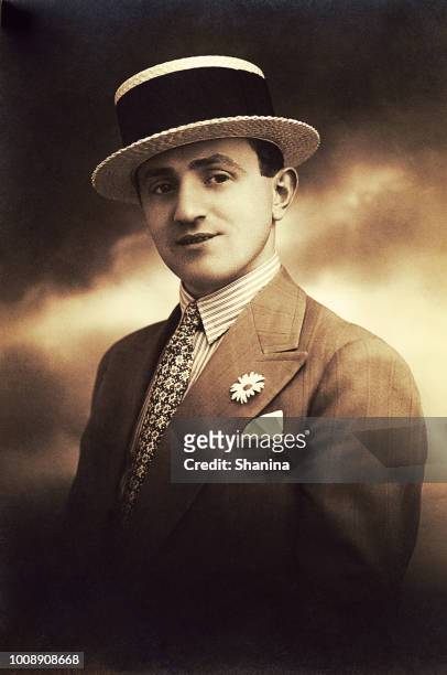 retrato de hombre guapo joven vintage - 1910 fotografías e imágenes de stock