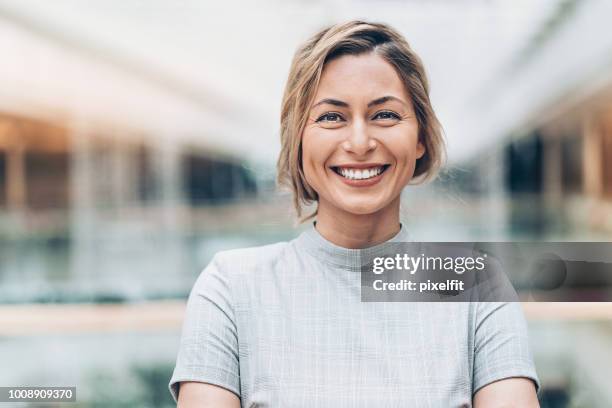 mulher de negócios - cabelo louro - fotografias e filmes do acervo