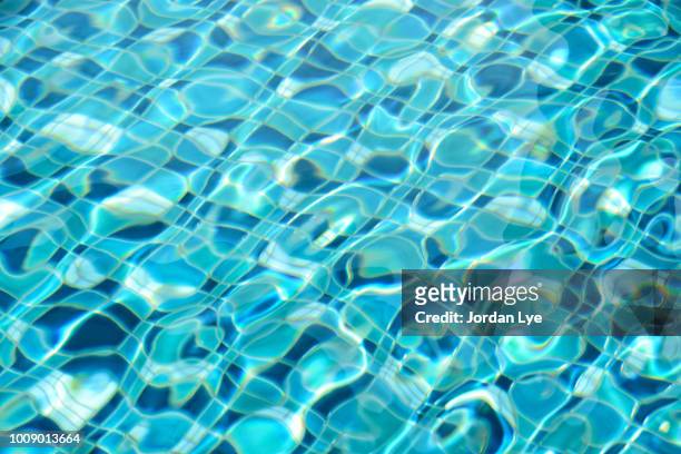 blue water in swimming pool - peu profond photos et images de collection