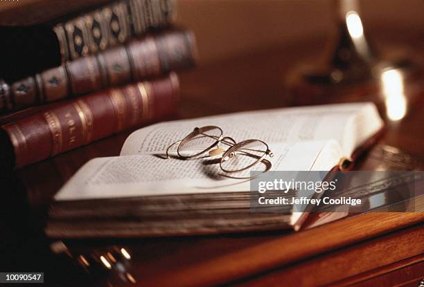 antique books and glasses - antique foto e immagini stock