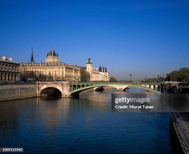 view of the conciergerie and pont au change bridge - palais de justice paris imagens e fotografias de stock