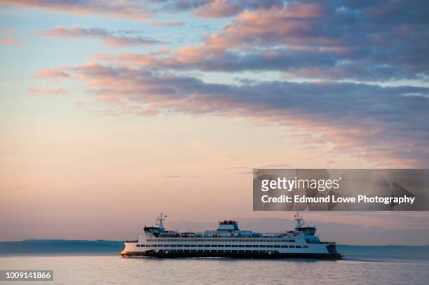 ferry boat crossing elliott bay from seattle to bainbridge island. - fähre stock-fotos und bilder