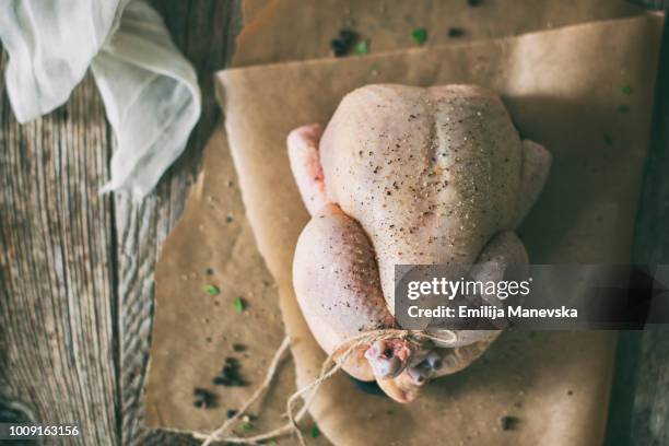 uncooked chicken - raw chicken stockfoto's en -beelden