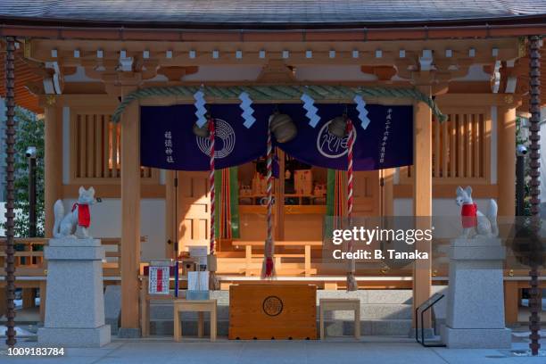 historic fukutoku shrine in the old downtown shitamachi nihonbashi district of tokyo, japan - shrine stock pictures, royalty-free photos & images