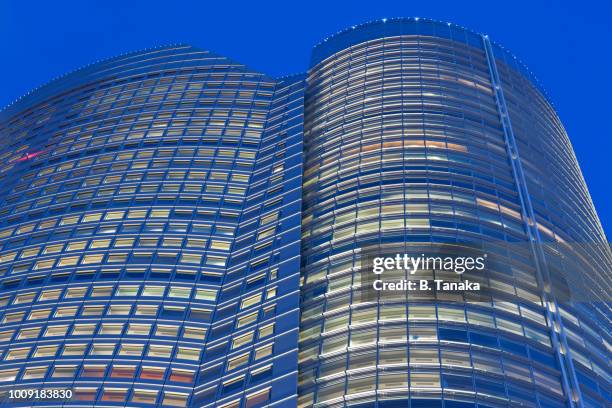 twilight illumination at roppongi hills mori tower in the upscale roppongi district of tokyo, japan - 六本木ヒルズ ストックフォトと画像