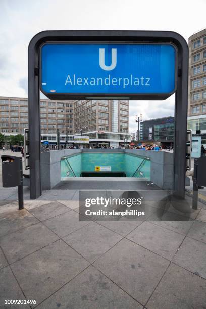 eingang zum u-bahnhof alexanderplatz in emitte bezirk von berlin, deutschland - entrance sign stock-fotos und bilder