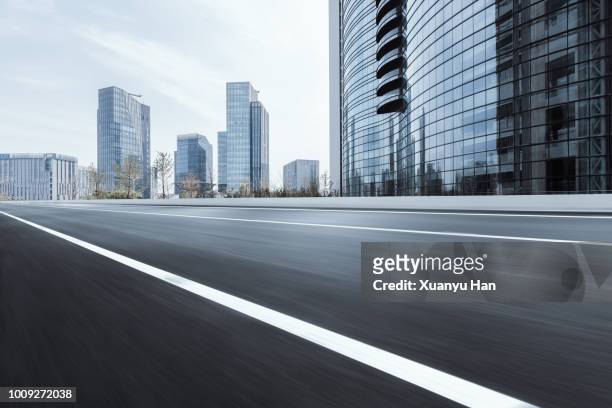 urban road - glass building road stockfoto's en -beelden