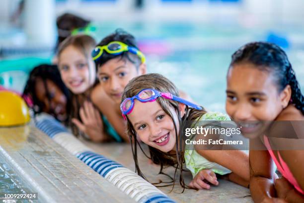 au bord de la piscine - children swimming photos et images de collection