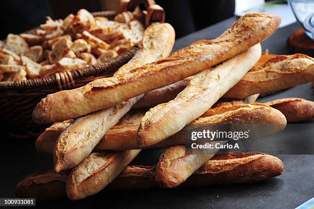 baguette - boulangerie paris foto e immagini stock