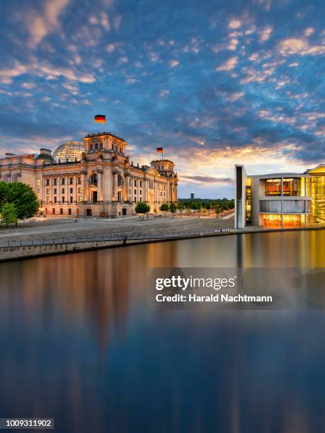 reichstag and paul loebe government building at spree river in the evening, berlin, germany - berlin ufer stock-fotos und bilder