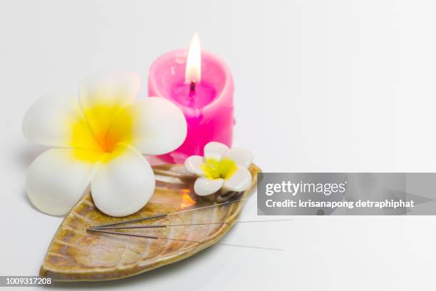 acupuncture,acupuncture treatment,candle - agulha de acupuntura imagens e fotografias de stock