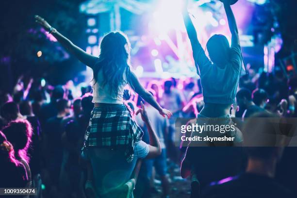 vista posteriore di persone spensierate che si divertono durante il concerto musicale. - musica pop foto e immagini stock