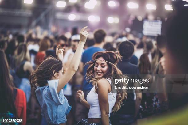 mulheres felizes, se divertindo enquanto dançava em um festival de música. - dance music - fotografias e filmes do acervo