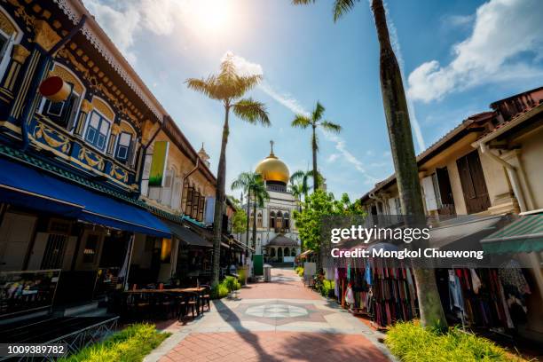 the masjid sultan mosque located in kampong glam in singapore city. - moschee stock-fotos und bilder