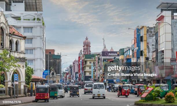 sri lanka, traffic downtown colombo - srilanka city road stockfoto's en -beelden