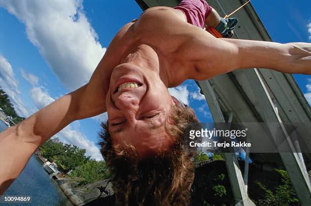 male bungee jumper in norway - bungee jump stockfoto's en -beelden