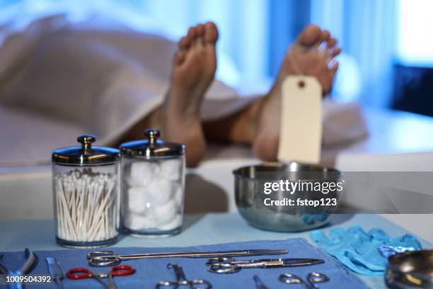 leiche im leichenschauhaus. fuß-tag im mittelpunkt. - autopsie stock-fotos und bilder