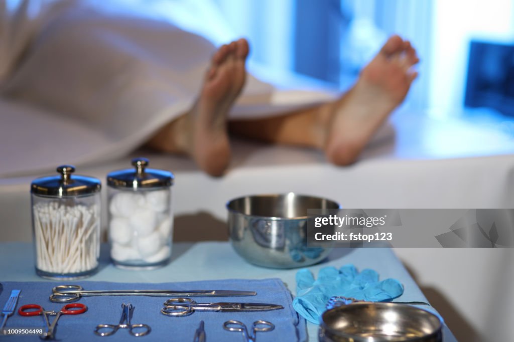 Cadáver na morgue. Concentre-se na etiqueta no pé.