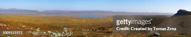 panoramic autumn tundra landscape at the remote gåbddåjávrre lake - nationalpark sarek stock-fotos und bilder