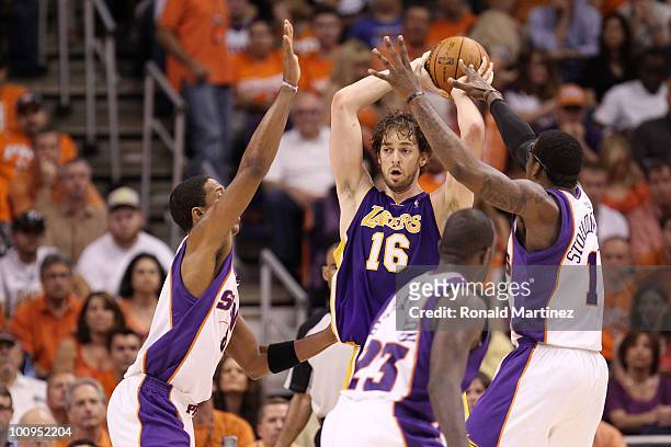 Channing Frye, Jason Richardson, #23 and Amar'e Stoudemire of the Phoenix Suns surround Pau Gasol of the Los Angeles Lakers in the third quarter of...