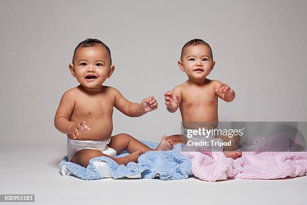 baby boy and girl twins (6-9 months) on blankets - twins boys stock-fotos und bilder