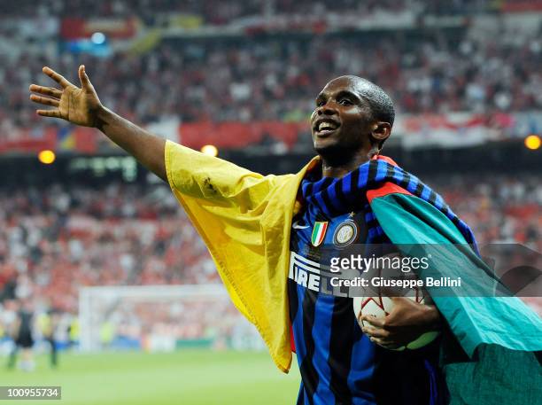 Samuel Eto'o of Inter Milan celebrates the victory after the UEFA Champions League Final match between FC Bayern Muenchen and Inter Milan at Bernabeu...