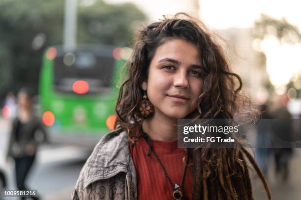 retrato de mujer joven hippie de la ciudad - cabello castaño fotografías e imágenes de stock
