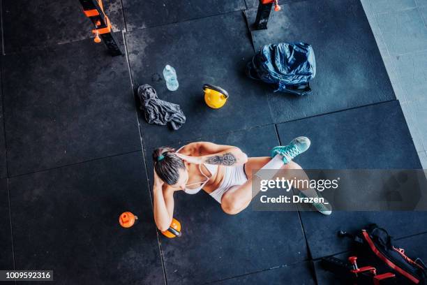 junge brasilianerin ausübung cross-training - heroine sport 2018 stock-fotos und bilder