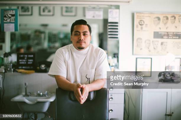 portrait of a barber - nosotroscollection stockfoto's en -beelden