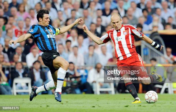 Javier Zanetti of Inter Milan and Arjen Robben of FC Bayern Muenchen in action during the UEFA Champions League Final match between FC Bayern...