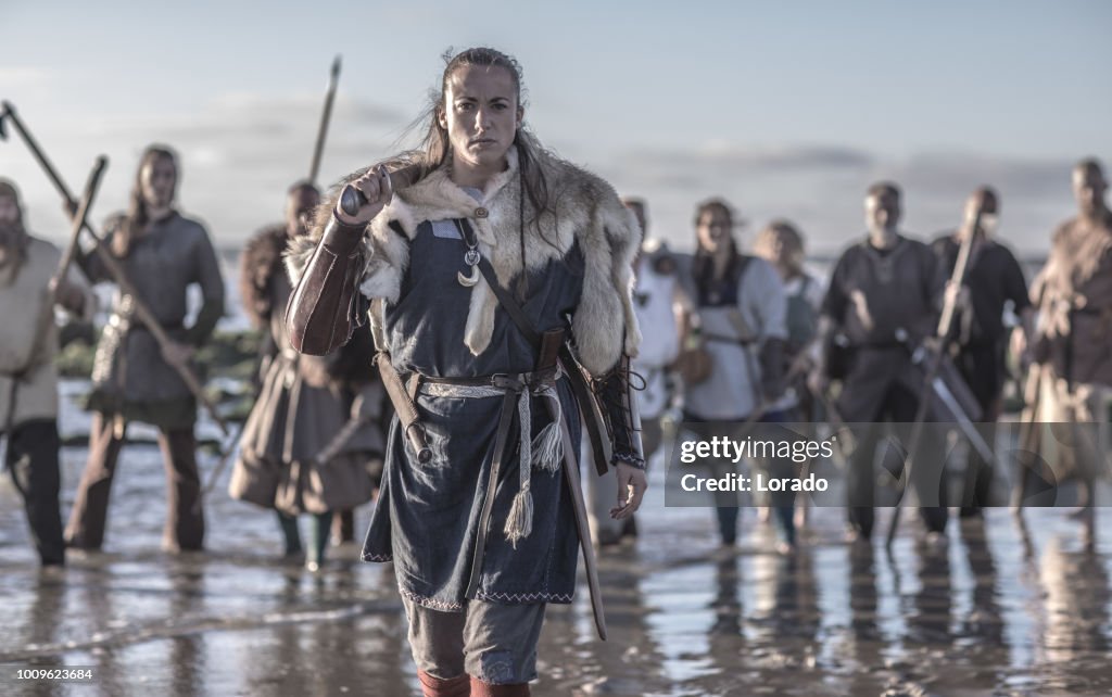 Uma guerreira viking individuais em ação em um campo de batalha aguado