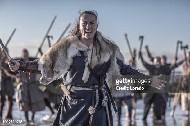 eine einzelne weibliche wikinger-krieger in aktion auf einem schlachtfeld, wässrig - wikinger stock-fotos und bilder