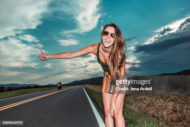 woman hitchhiking, wanderlust, solo travel, adventure, risk, woman in middle of road - hitchhiking 個照片及圖片檔