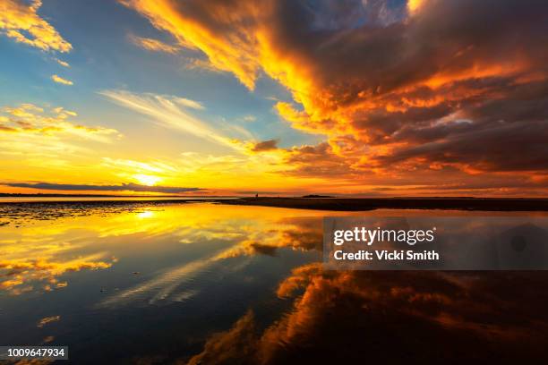 sunrise over the ocean - australia summer reflection stock-fotos und bilder