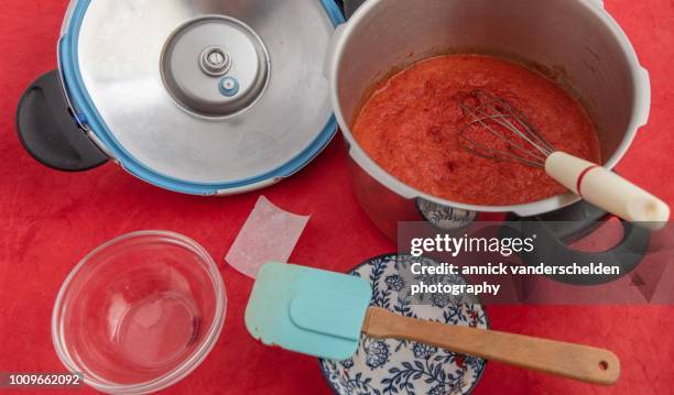 pressure-caramelized ketchup preparation. - pressure cooker stock-fotos und bilder