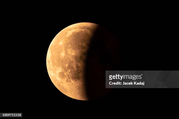 moon partial eclipse - eclipse lunar stockfoto's en -beelden