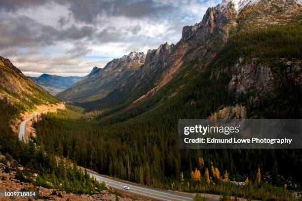 washington pass along the north cascades highway during the autumn season. - northern cascade range stockfoto's en -beelden