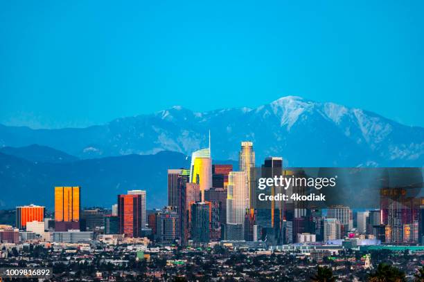 de skyline van de los angeles na zonsondergang - los angeles skyline stockfoto's en -beelden