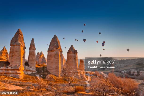kappadokien, türkei - cappadocia hot air balloon stock-fotos und bilder
