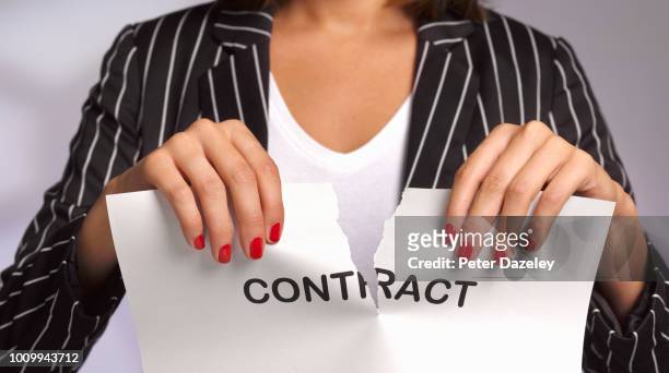 woman ripping up work contract - deal england - fotografias e filmes do acervo