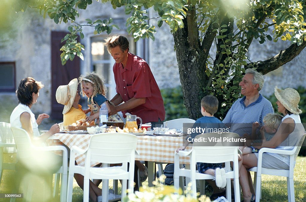 FAMILY EATING OUTDOORS