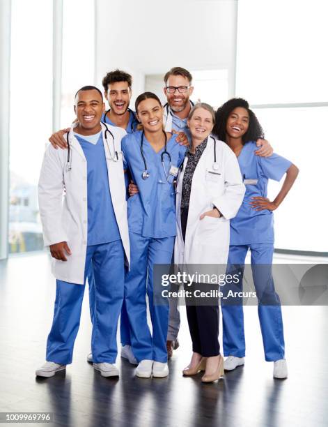 arbeiten eng zusammen, um sie gut zu halten - medizinischer beruf stock-fotos und bilder